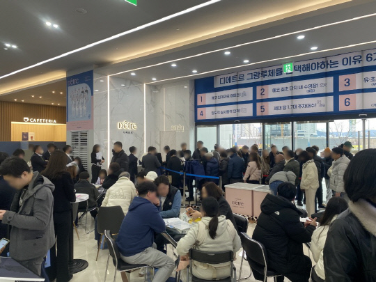 부산에코델타시티 디에트르 그랑루체 견본주택에 운집한 내방객들 모습.